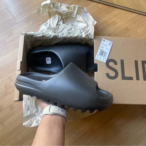 Yeezy slide “onyx” NWT - Picture 9 of 11